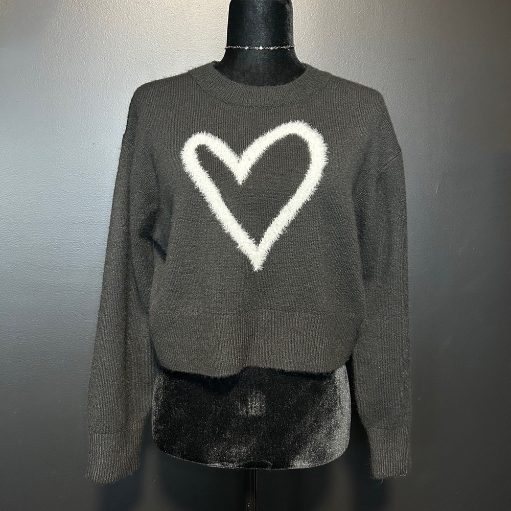 🔥 Black & White Fuzzy Heart Cropped Sweater – XS – Cute With a Side of Chaos 🔥